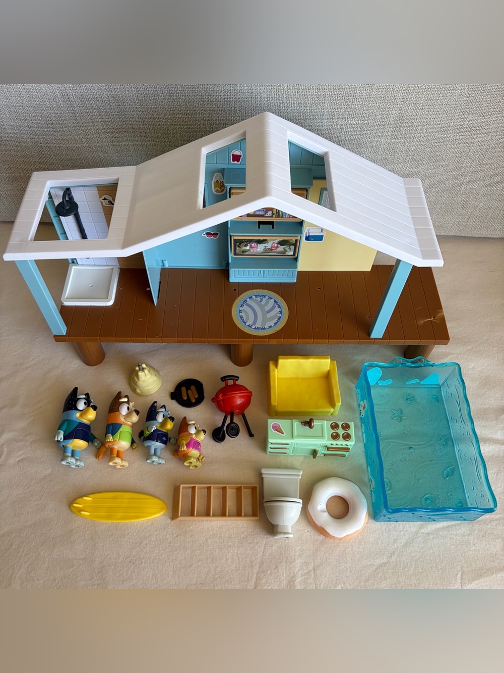 Bluey Beach Cabin Playset with 4 Character Figures (Heeler Family) & Accessories